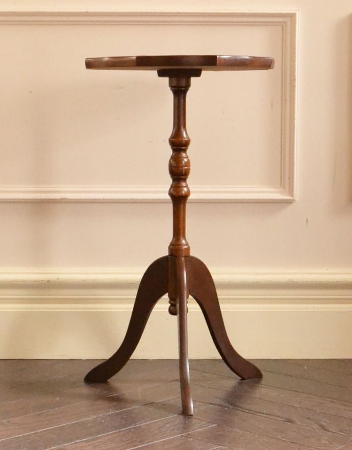 アンティークのテーブル　アンティーク家具　アンティークの英国家具、高級感のある革張りのワインテーブル（オケージョナルテーブル）。アンティークは新品ではないので、経年変化によるキズはありますが、専門の職人によって目立たないようにキレイにお直しをしています。(j-1715-f)