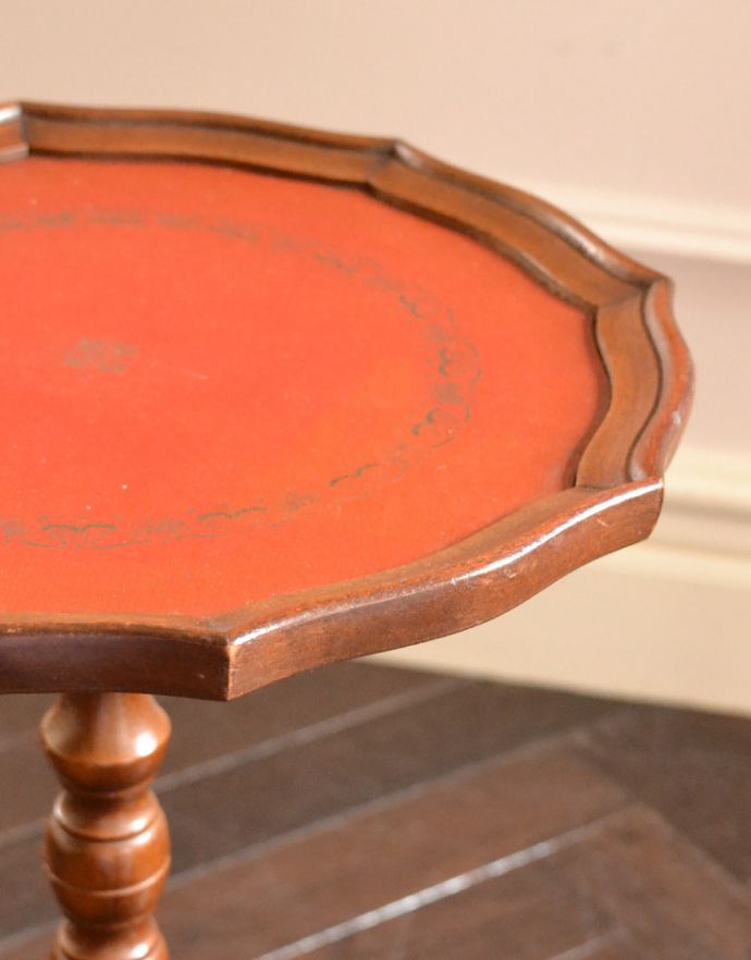 アンティークのテーブル　アンティーク家具　アンティークの英国家具、高級感のある革張りのワインテーブル（オケージョナルテーブル）。縁どりのカッティングがとっても優雅・・・縁が立ち上がっているので乗せた物が落ちにくいデザインです。(j-1715-f)