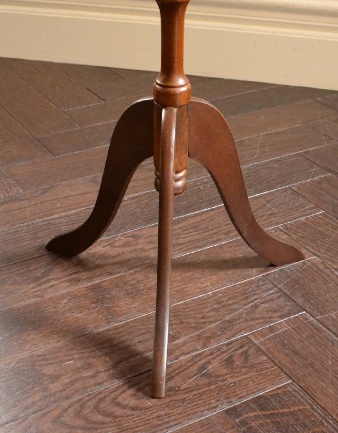 アンティークのテーブル　アンティーク家具　アンティークの英国家具、高級感のある革張りのワインテーブル（オケージョナルテーブル）。女性らしい可憐なテーブルです。(j-1715-f)