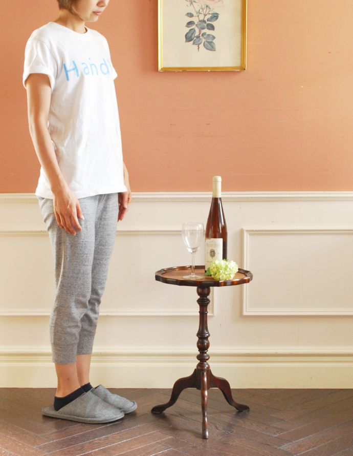 ロイドテーブル アンティーク家具 イギリスアンティーク家具、パイクラストが可憐な革張りのワインテーブル(オケージョナルテーブル)。玄関で花器を飾ったり、ソファの横に持ってくれば、ちょうどいいサイドテーブルに。(j-1716-f)