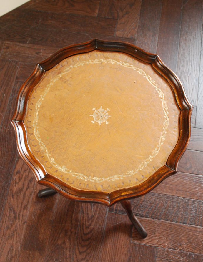 ロイドテーブル アンティーク家具 イギリスアンティーク家具、パイクラストが可憐な革張りのワインテーブル(オケージョナルテーブル)。天板です。(j-1716-f)