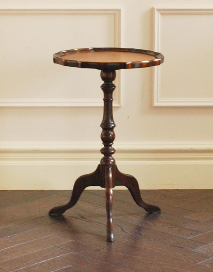 ロイドテーブル アンティーク家具 イギリスアンティーク家具、パイクラストが可憐な革張りのワインテーブル(オケージョナルテーブル)。きちんとメンテナンスしてあるので、裏側もキレイです。(j-1716-f)