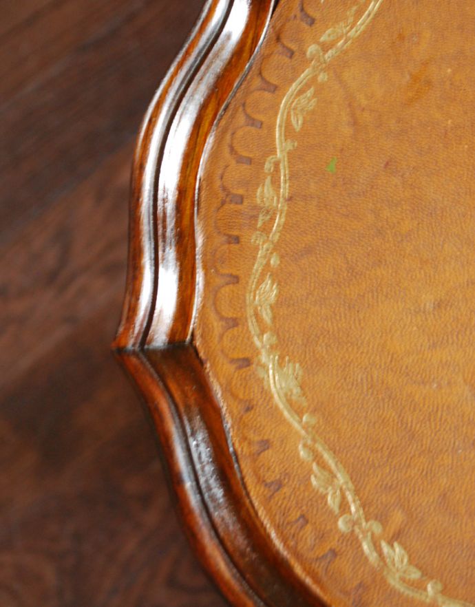 ロイドテーブル アンティーク家具 イギリスアンティーク家具、パイクラストが可憐な革張りのワインテーブル(オケージョナルテーブル)。縁どりのカッティングがとっても優雅・・・きちんと修復しているので、届いたその日からお使いいただけます。(j-1716-f)