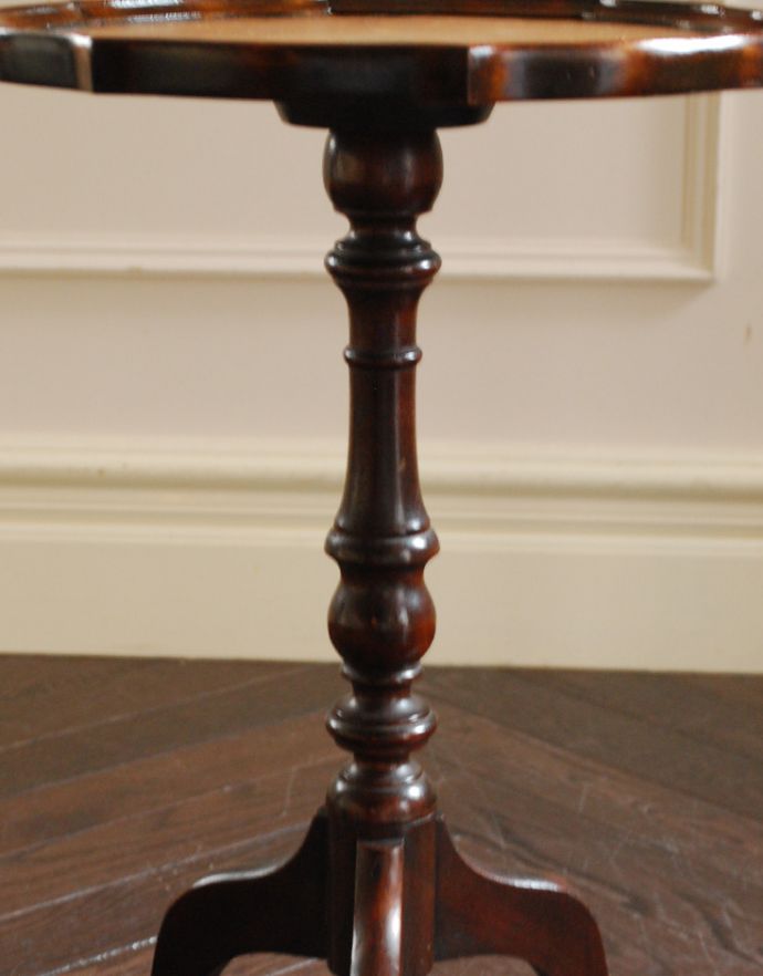 ロイドテーブル アンティーク家具 イギリスアンティーク家具、パイクラストが可憐な革張りのワインテーブル(オケージョナルテーブル)。1つ1つキレイな装飾には、思わずうっとりしてしまいます。(j-1716-f)