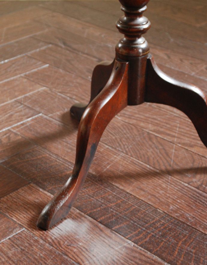 ロイドテーブル アンティーク家具 イギリスアンティーク家具、パイクラストが可憐な革張りのワインテーブル(オケージョナルテーブル)。女性らしい可憐なテーブルです。(j-1716-f)