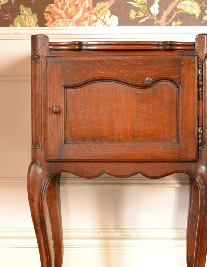 アンティークのキャビネット　アンティーク家具　フランスで見つけたアンティーク家具、脚の長いナイトテーブル。優雅な彫りのデザインが扉に刻まれています。(j-1717-f)