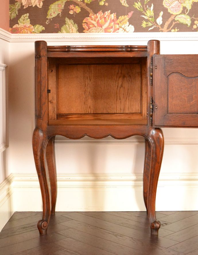 アンティークのキャビネット　アンティーク家具　フランスで見つけたアンティーク家具、脚の長いナイトテーブル。中もキレイに仕上げているので、安心して収納できます。(j-1717-f)