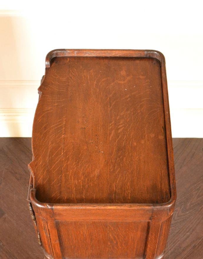 アンティークのキャビネット　アンティーク家具　フランスで見つけたアンティーク家具、脚の長いナイトテーブル。天板もピカピカにお直ししました。(j-1717-f)