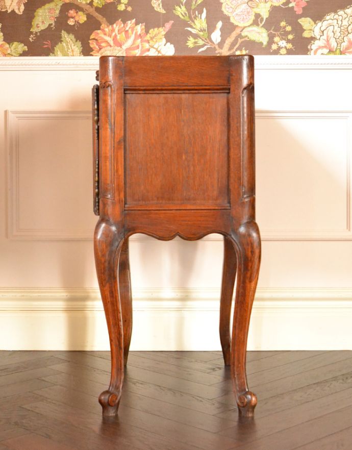 アンティークのキャビネット　アンティーク家具　フランスで見つけたアンティーク家具、脚の長いナイトテーブル。サイドもカットが施され、どこから見ても絵になる美しさです。(j-1717-f)