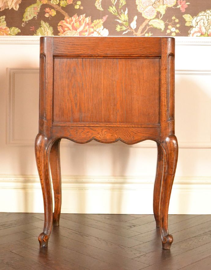 アンティークのキャビネット　アンティーク家具　フランスで見つけたアンティーク家具、脚の長いナイトテーブル。きちんとメンテナンスしてあるので、裏側もキレイです。(j-1717-f)