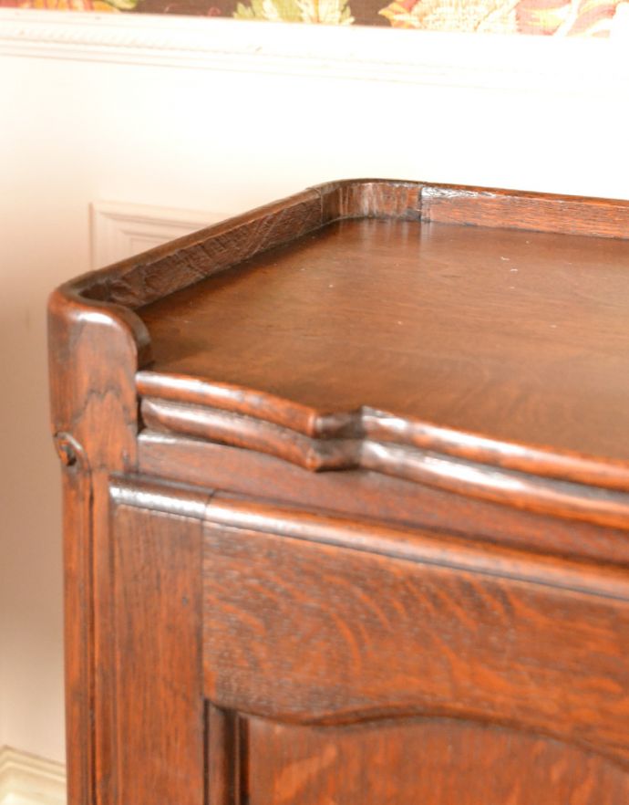 アンティークのキャビネット　アンティーク家具　フランスで見つけたアンティーク家具、脚の長いナイトテーブル。角が丸くなっているので、小さなお子さまがいるお家でも安心してお使い頂けます。(j-1717-f)