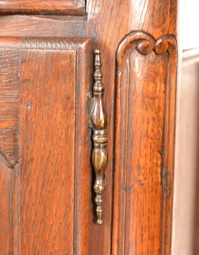 アンティークのキャビネット　アンティーク家具　フランスで見つけたアンティーク家具、脚の長いナイトテーブル。綺麗なデザインの兆番は、当時のものをそのまま使っています。(j-1717-f)