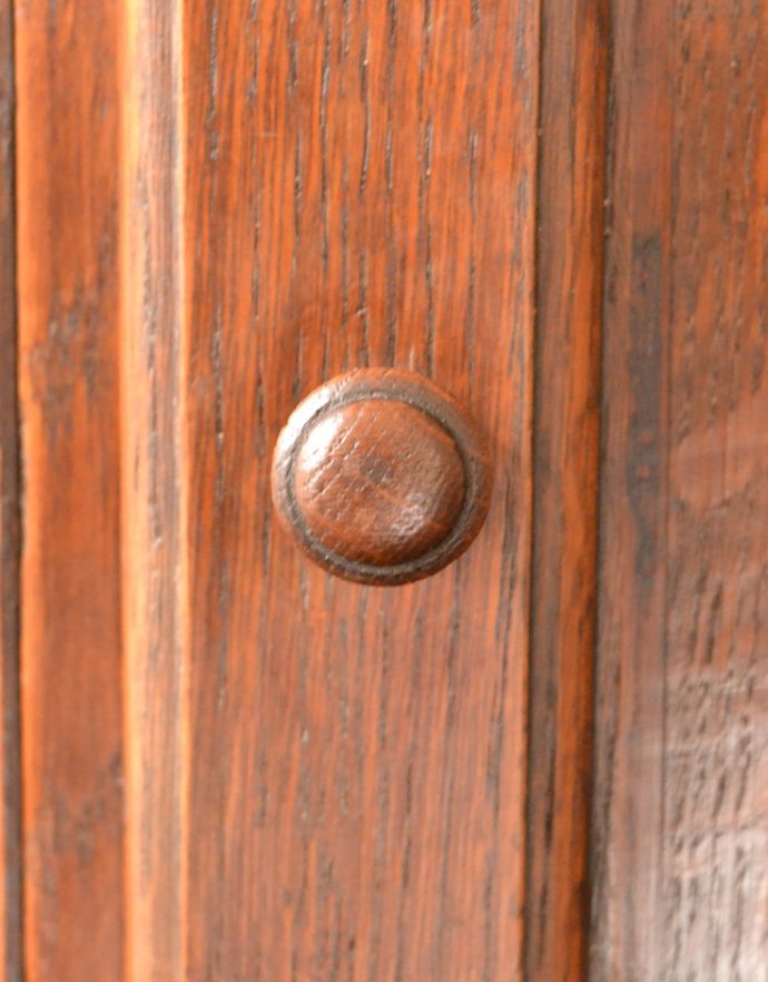 アンティークのキャビネット　アンティーク家具　フランスで見つけたアンティーク家具、脚の長いナイトテーブル。シンプルな木製の取っ手が付いています。(j-1717-f)