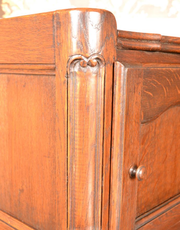 アンティークのキャビネット　アンティーク家具　フランスで見つけたアンティーク家具、脚の長いナイトテーブル。小さなキャビネットでも、細かなところまで装飾を施し、こだわっています。(j-1717-f)