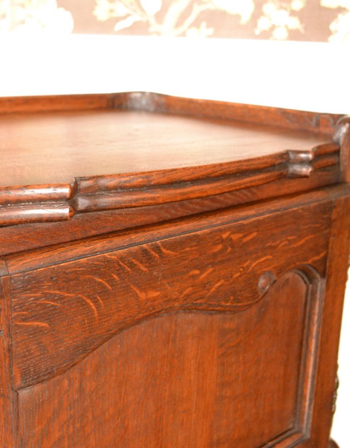 アンティークのキャビネット　アンティーク家具　フランスで見つけたアンティーク家具、脚の長いナイトテーブル。シンプルにラインを刻んだだけの装飾でも、大人っぽく高級感があります。(j-1717-f)