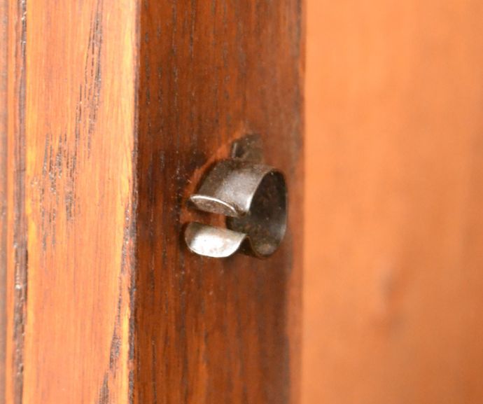 アンティークのキャビネット　アンティーク家具　フランスで見つけたアンティーク家具、脚の長いナイトテーブル。ドアキャッチャーが付いているので開閉はスムーズです。(j-1717-f)