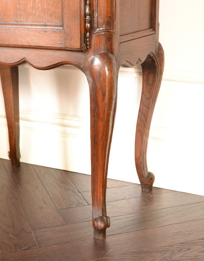 アンティークのキャビネット　アンティーク家具　フランスで見つけたアンティーク家具、脚の長いナイトテーブル。スラリと伸びた美しい猫脚。(j-1717-f)