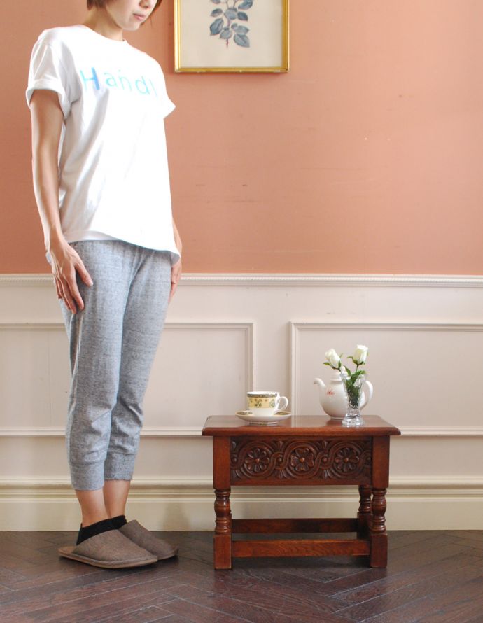 ロイドテーブル　アンティーク家具　持ち運びラクラクなアンティーク英国家具、お花の彫りが可愛いオケージョナルテーブル。玄関で花器を飾ったり、ソファの前に持ってくれば、ちょうどいいサイドテーブルに。(j-1718-f)