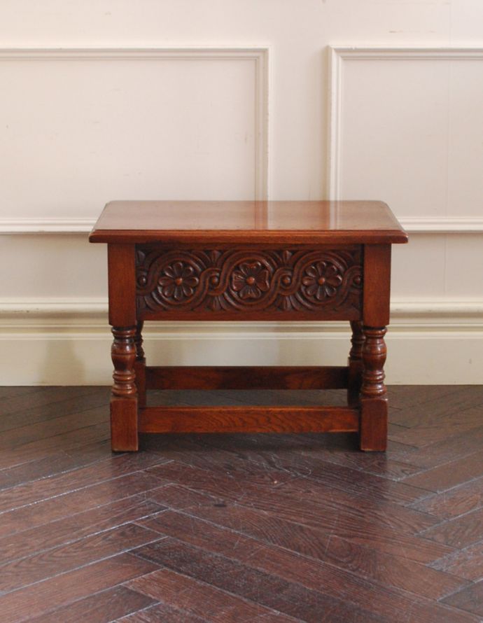 ロイドテーブル　アンティーク家具　持ち運びラクラクなアンティーク英国家具、お花の彫りが可愛いオケージョナルテーブル。どこでも使える便利なオケージョナルテーブル。(j-1718-f)