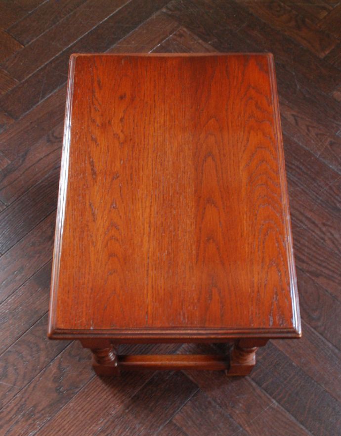 ロイドテーブル　アンティーク家具　持ち運びラクラクなアンティーク英国家具、お花の彫りが可愛いオケージョナルテーブル。天板もキレイに仕上げました。(j-1718-f)