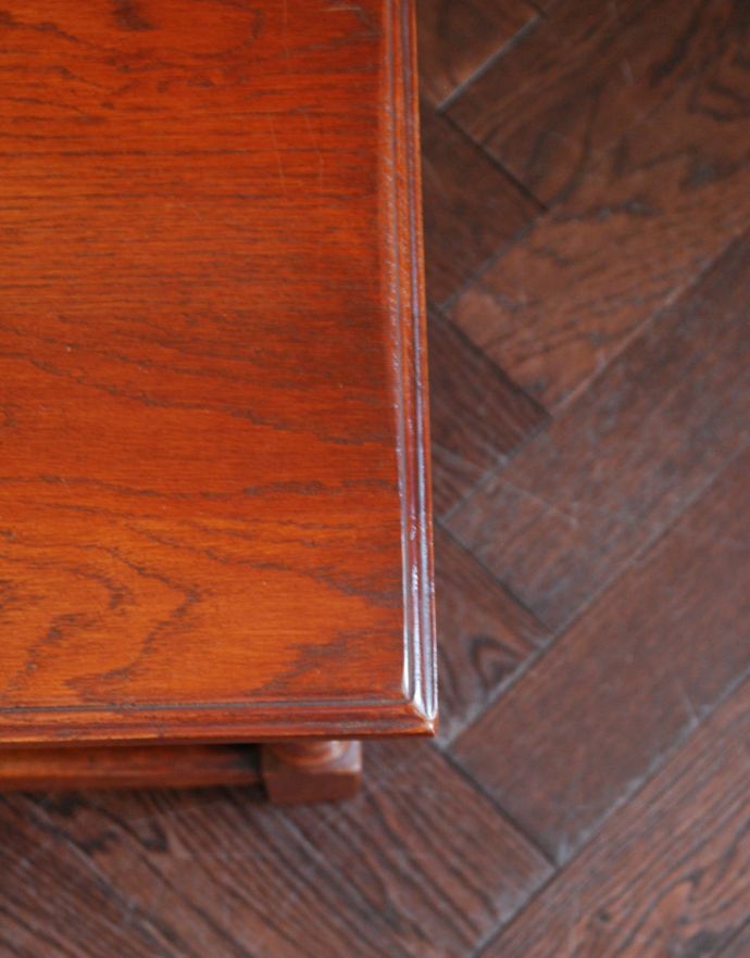 ロイドテーブル　アンティーク家具　持ち運びラクラクなアンティーク英国家具、お花の彫りが可愛いオケージョナルテーブル。角もキレイな状態です。(j-1718-f)