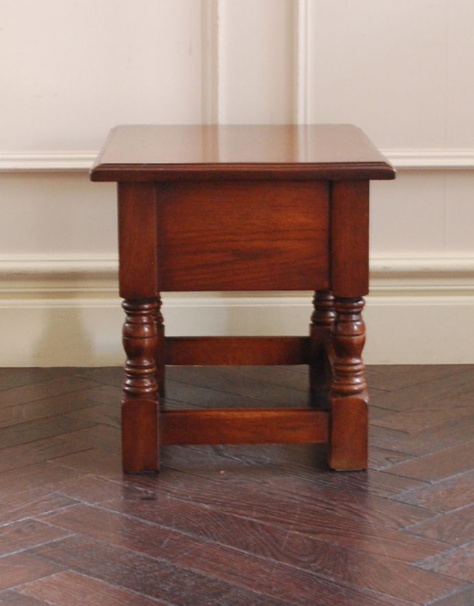 ロイドテーブル　アンティーク家具　持ち運びラクラクなアンティーク英国家具、お花の彫りが可愛いオケージョナルテーブル。きちんとメンテナンスしていますので、届いたその日からお使いいただけます。(j-1718-f)