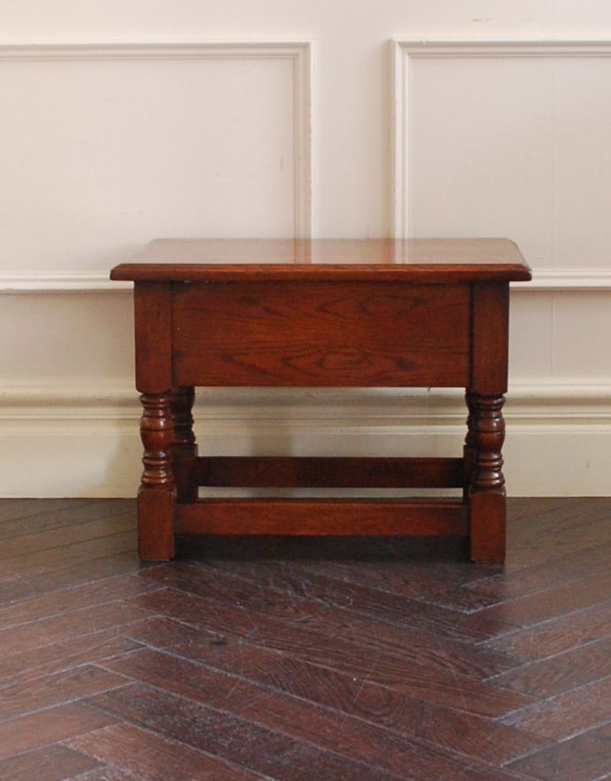 ロイドテーブル　アンティーク家具　持ち運びラクラクなアンティーク英国家具、お花の彫りが可愛いオケージョナルテーブル。アンティークは新品ではないので、経年変化によるキズはありますが、専門の職人によって目立たないようにキレイにお直しをしています。(j-1718-f)