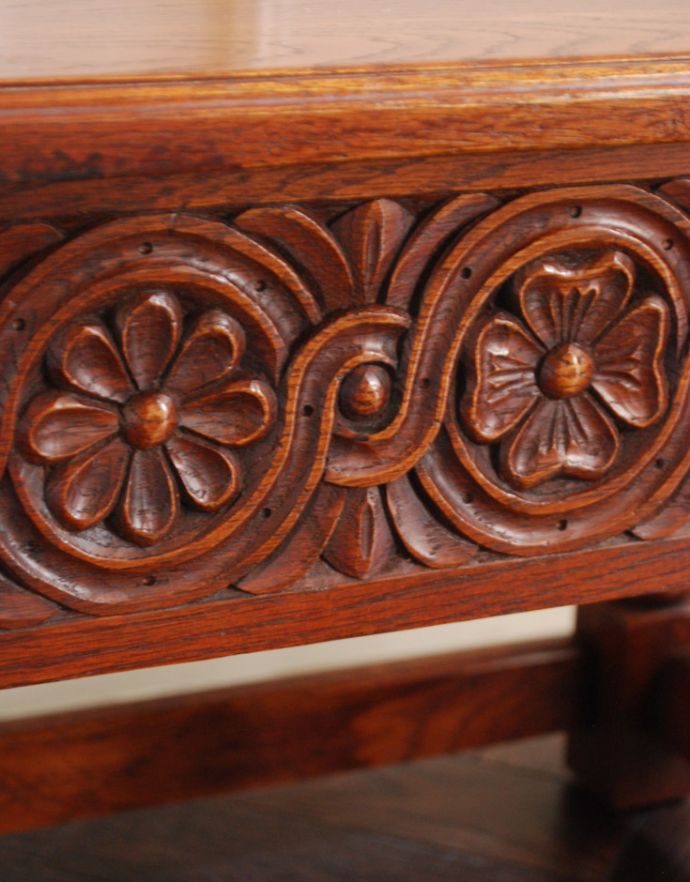 ロイドテーブル　アンティーク家具　持ち運びラクラクなアンティーク英国家具、お花の彫りが可愛いオケージョナルテーブル。繊細で美しい彫刻です。(j-1718-f)