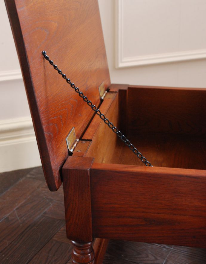 ロイドテーブル　アンティーク家具　持ち運びラクラクなアンティーク英国家具、お花の彫りが可愛いオケージョナルテーブル。チェーンでつないでいるので安心です。(j-1718-f)