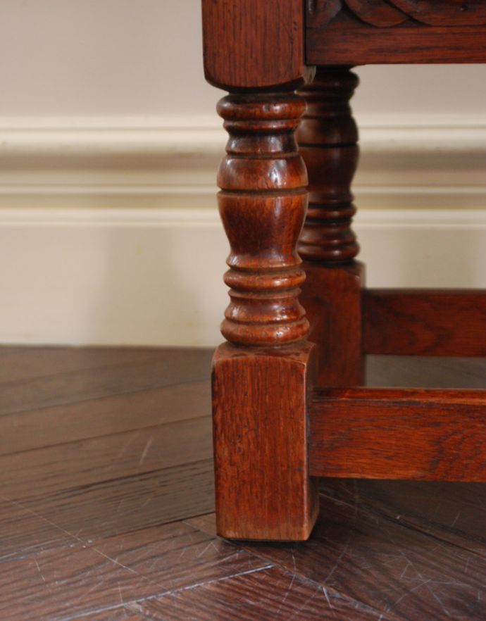 ロイドテーブル　アンティーク家具　持ち運びラクラクなアンティーク英国家具、お花の彫りが可愛いオケージョナルテーブル。キチンとお直ししました。(j-1718-f)