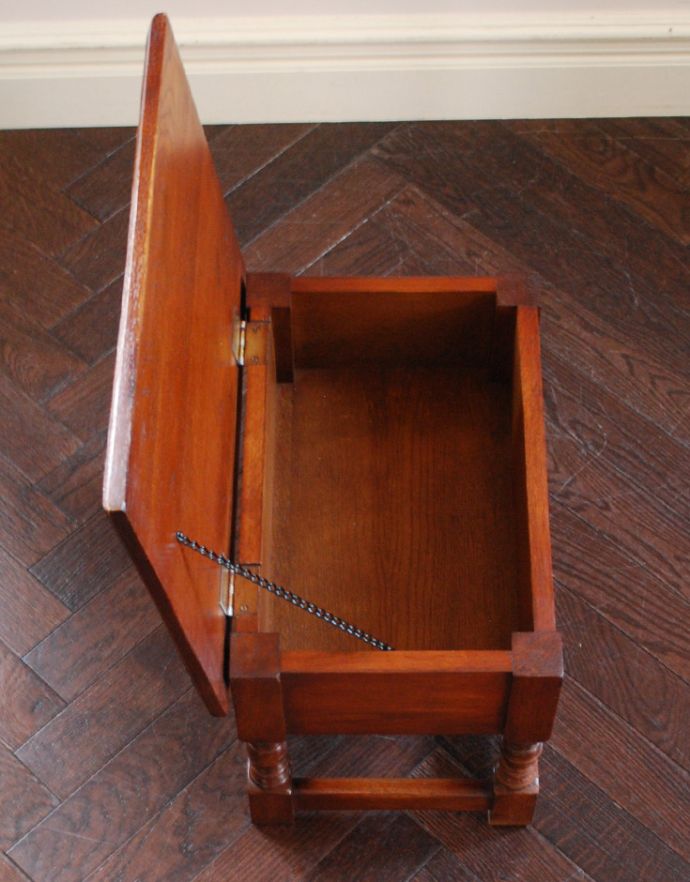 ロイドテーブル　アンティーク家具　持ち運びラクラクなアンティーク英国家具、お花の彫りが可愛いオケージョナルテーブル。天板の下は小物入れになっています。(j-1718-f)