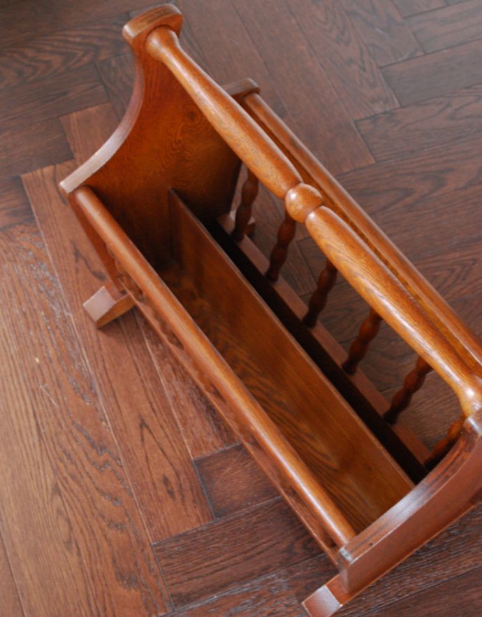 マガジンラック　アンティーク家具　子供部屋にもオススメの小さな収納家具、持ち手付きで運びやすいマガジンラック。アンティークは新品ではないので、経年変化によるキズはありますが、専門の職人によって目立たないようにキレイにお直しをしています。(j-1719-f)