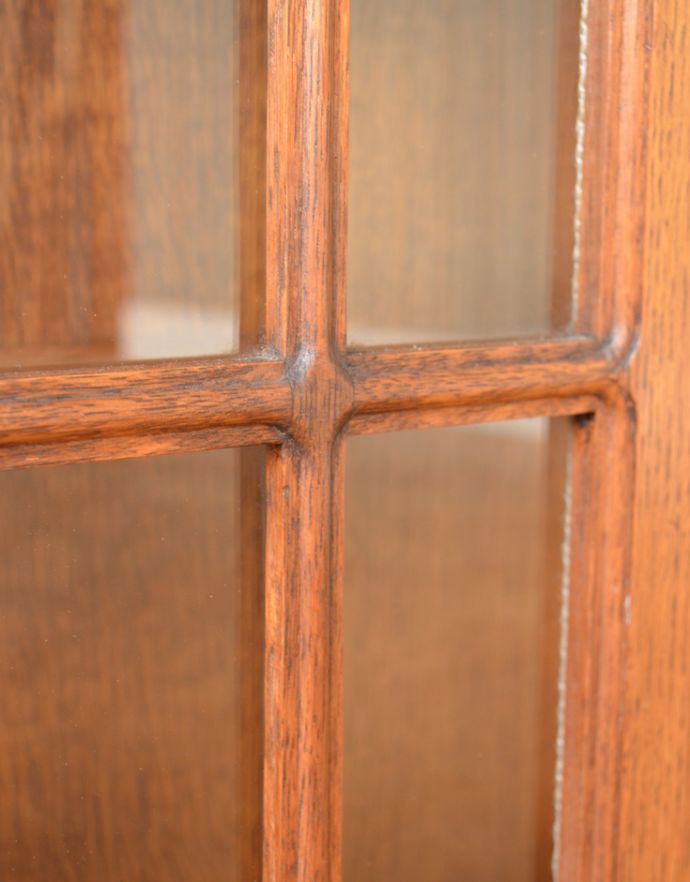 ウォールキャビネット　アンティーク家具　床置きもできる小さなアンティーク家具、フランスから到着したウォールキャビネット。木の装飾が上品なアクセントになっています。(j-1720-f)