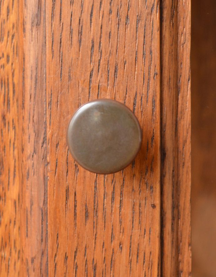 ウォールキャビネット　アンティーク家具　床置きもできる小さなアンティーク家具、フランスから到着したウォールキャビネット。扉の取っ手です。(j-1720-f)