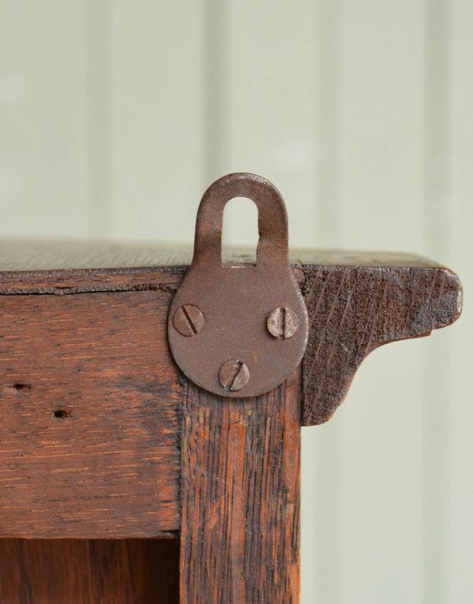 ウォールキャビネット　アンティーク家具　床置きもできる小さなアンティーク家具、フランスから到着したウォールキャビネット。壁に付ける際は、しっかりとネジで固定してください。(j-1720-f)