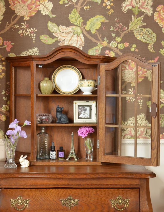 ウォールキャビネット　アンティーク家具　小さなガラス扉の鍵付きキャビネット、フランスから到着したアンティーク家具（ウォールキャビネット）。落ち着いた雰囲気が美しいウォールキャビネット。(j-1722-f)