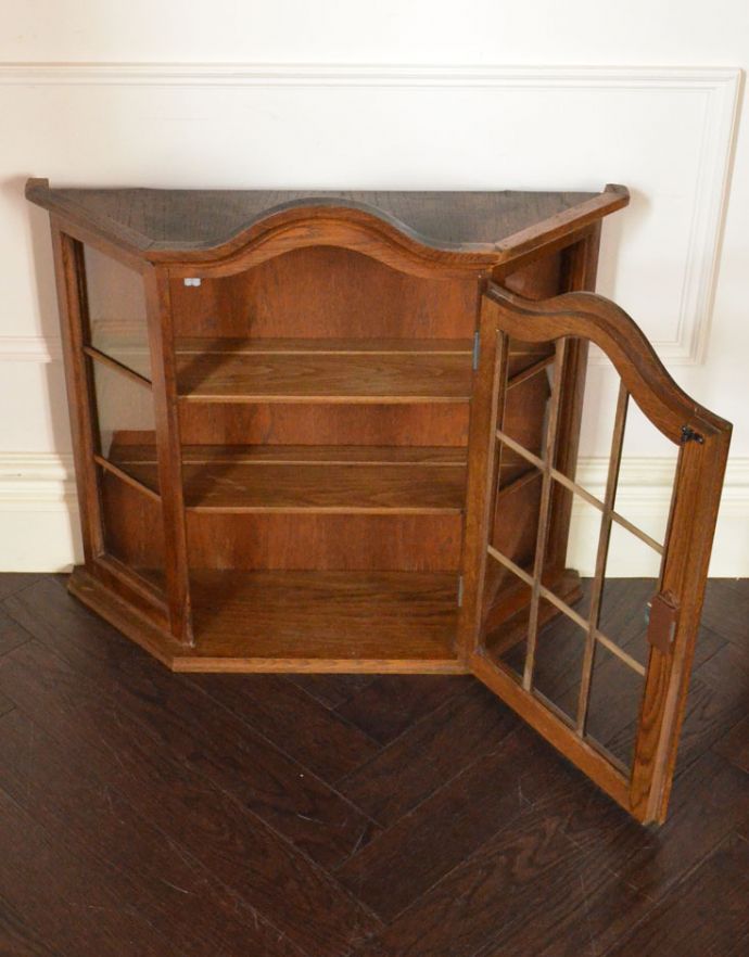 ウォールキャビネット　アンティーク家具　小さなガラス扉の鍵付きキャビネット、フランスから到着したアンティーク家具（ウォールキャビネット）。内側はボディと同じ色味の木肌になっています。(j-1722-f)