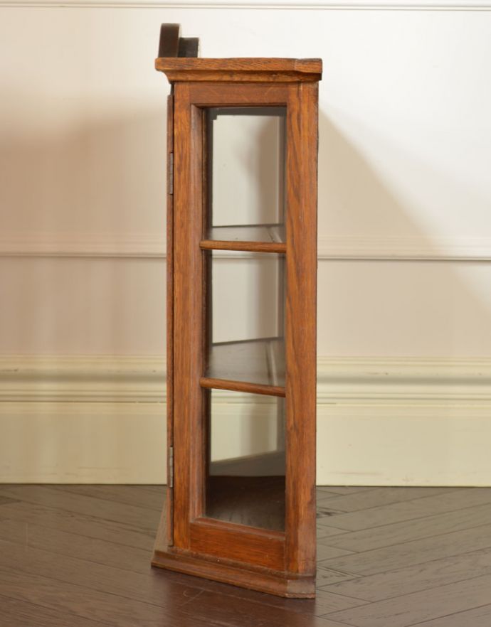 ウォールキャビネット　アンティーク家具　小さなガラス扉の鍵付きキャビネット、フランスから到着したアンティーク家具（ウォールキャビネット）。サイドもガラスなので、どこから見ても中のものが素敵に見えますよ。(j-1722-f)