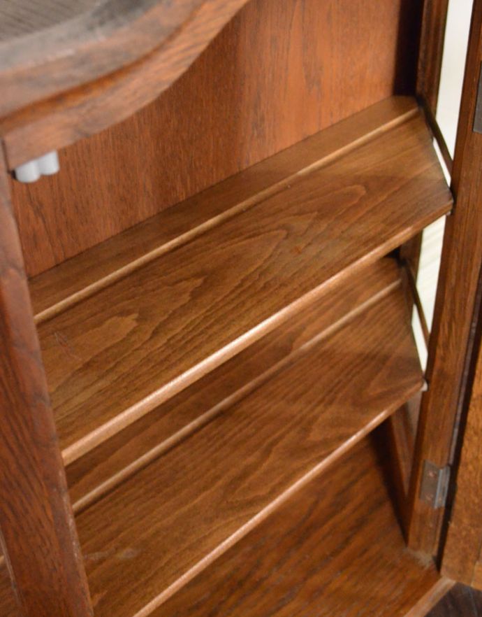 ウォールキャビネット　アンティーク家具　小さなガラス扉の鍵付きキャビネット、フランスから到着したアンティーク家具（ウォールキャビネット）。棚板に溝が入っています。(j-1722-f)