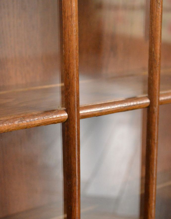 ウォールキャビネット　アンティーク家具　小さなガラス扉の鍵付きキャビネット、フランスから到着したアンティーク家具（ウォールキャビネット）。木の装飾が上品なアクセントになっています。(j-1722-f)