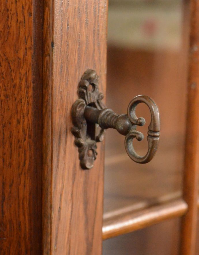 ウォールキャビネット　アンティーク家具　小さなガラス扉の鍵付きキャビネット、フランスから到着したアンティーク家具（ウォールキャビネット）。扉の取っ手です。(j-1722-f)