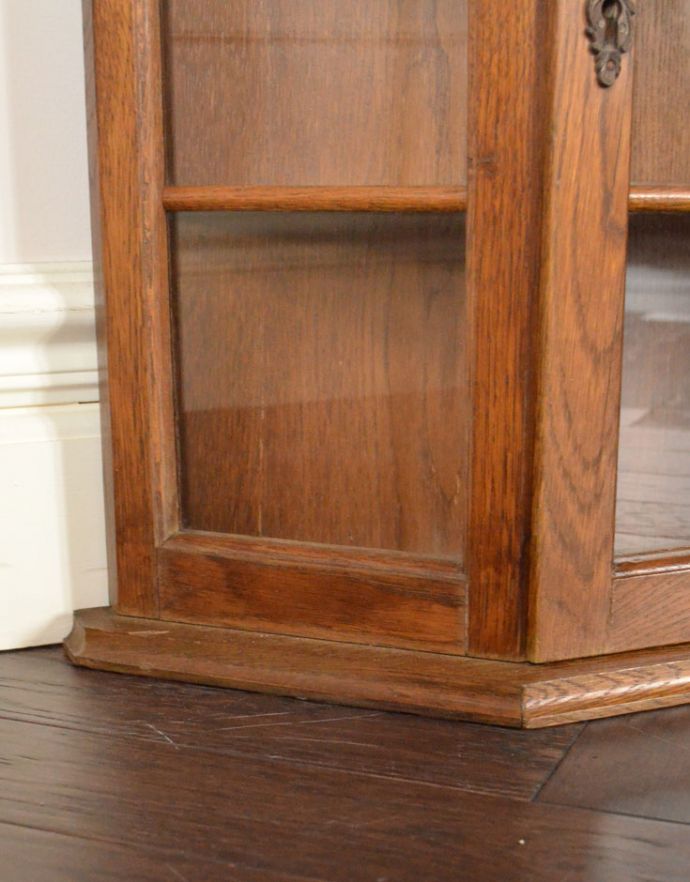 ウォールキャビネット　アンティーク家具　小さなガラス扉の鍵付きキャビネット、フランスから到着したアンティーク家具（ウォールキャビネット）。床置きもできるようになっています。(j-1722-f)