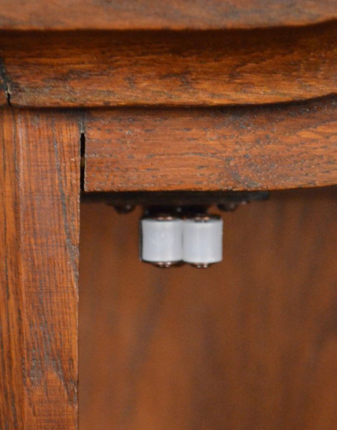 ウォールキャビネット　アンティーク家具　小さなガラス扉の鍵付きキャビネット、フランスから到着したアンティーク家具（ウォールキャビネット）。ローラーキャッチがついているので、扉の開閉もしっかりできます。(j-1722-f)