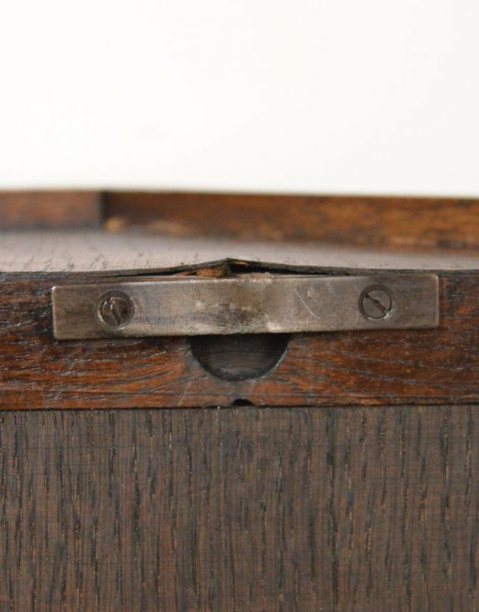 ウォールキャビネット　アンティーク家具　小さなガラス扉の鍵付きキャビネット、フランスから到着したアンティーク家具（ウォールキャビネット）。壁に付ける際は、しっかりとネジで固定してください。(j-1722-f)