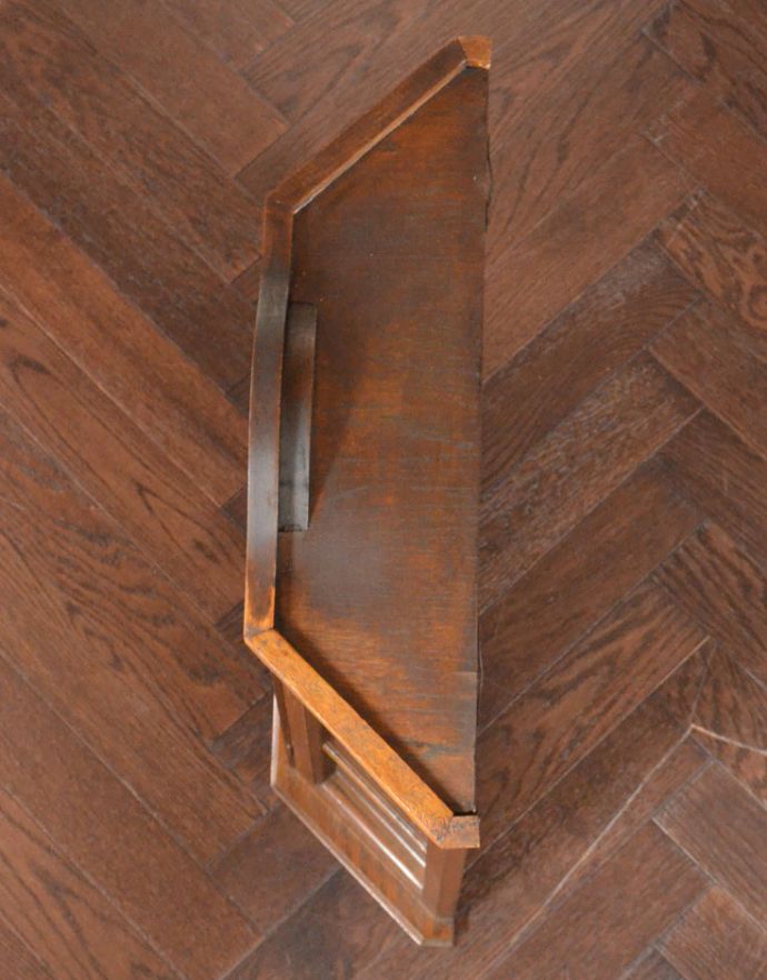 ウォールキャビネット　アンティーク家具　小さなガラス扉の鍵付きキャビネット、フランスから到着したアンティーク家具（ウォールキャビネット）。天板もキレイに仕上げられています。(j-1722-f)