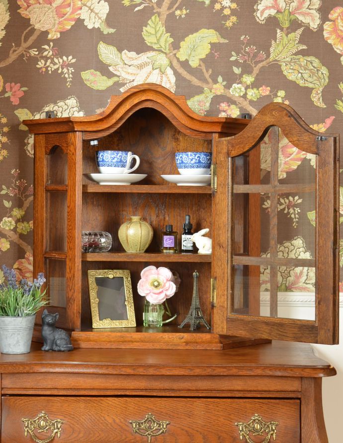 ウォールキャビネット　アンティーク家具　小さなガラス扉のキャビネット、フランスから到着したアンティークウォールキャビネット（鍵付き）。落ち着いた雰囲気が美しいウォールキャビネット。(j-1723-f)