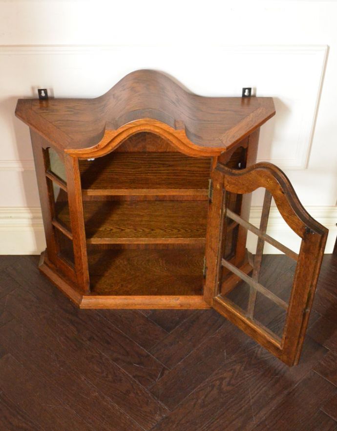 ウォールキャビネット　アンティーク家具　小さなガラス扉のキャビネット、フランスから到着したアンティークウォールキャビネット（鍵付き）。内側はボディと同じ色味の木肌になっています。(j-1723-f)