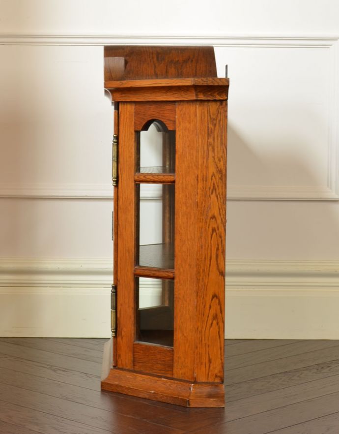 ウォールキャビネット　アンティーク家具　小さなガラス扉のキャビネット、フランスから到着したアンティークウォールキャビネット（鍵付き）。サイドもガラスなので、どこから見ても中のものが素敵に見えますよ。(j-1723-f)