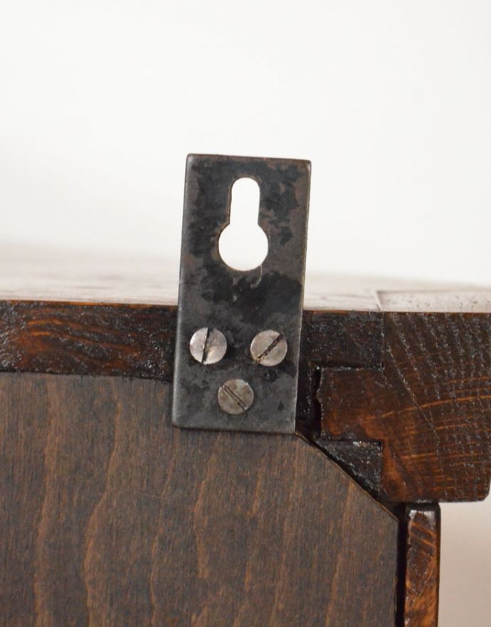 ウォールキャビネット　アンティーク家具　小さなガラス扉のキャビネット、フランスから到着したアンティークウォールキャビネット（鍵付き）。壁に付ける際は、しっかりとネジで固定してください。(j-1723-f)