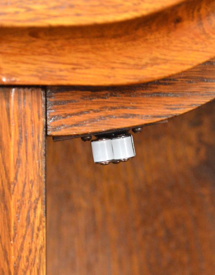 ウォールキャビネット　アンティーク家具　小さなガラス扉のキャビネット、フランスから到着したアンティークウォールキャビネット（鍵付き）。ローラーキャッチがついているので扉もしっかり閉めることができます。(j-1723-f)